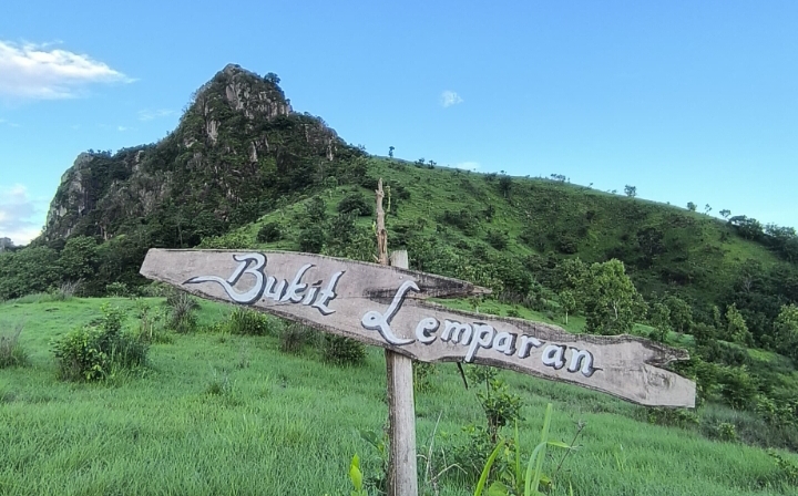 Bukit Lemparan berlokasi di Desa Tanggung, Kecamatan Campurdarat, Kabupaten Tulungagung, Jawa Timur.