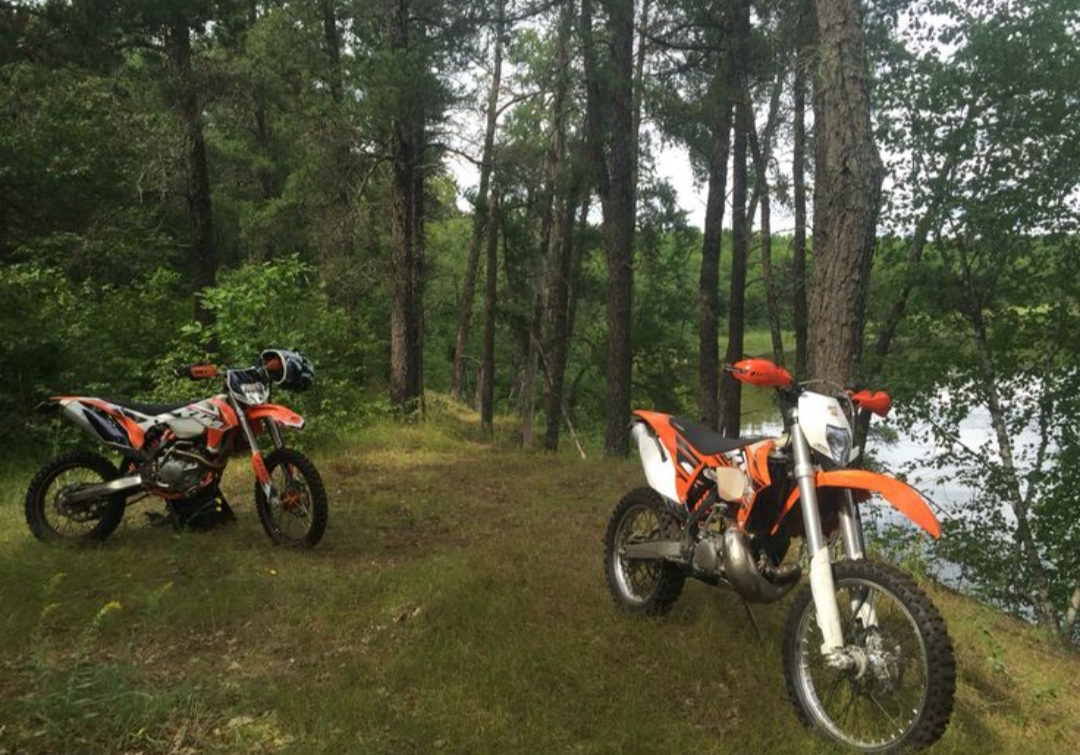 Motor trail menjadi simbol efisiensi di era serba cepat. Sekali jalan, bisa antar pupuk, bawa cangkul, dan sekalian mampir ke pasar. Bahkan, seringkali perjalanan ke ladang di Tulungagung.