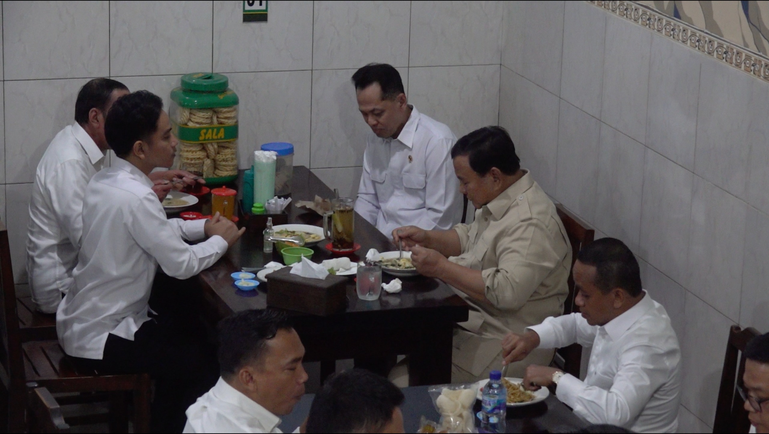 Kedatangan Presiden RI Prabowo Subianto ke kedai bakmi Bu Citro Solo 1 bersama Presiden ke-7 Joko Widodo, dam sejumlah pejabat lainnya, Minggu (20/7/2025).
