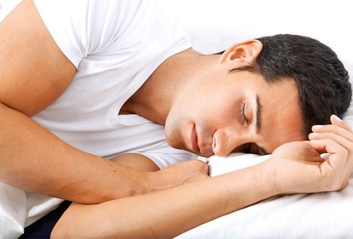 Walau terlihat menyenangkan, tidur terlalu lama bisa bikin tubuh justru makin lemas dan sulit fokus. Kebiasaan ini bisa mengganggu jam biologis dan menurunkan kualitas tidur.