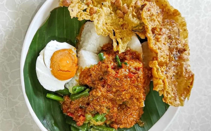 Punten pecel Tulungagung merupakan salah satu makanan khas Jawa Timur yang sederhana namun memiliki cita rasa yang begitu menggugah selera.