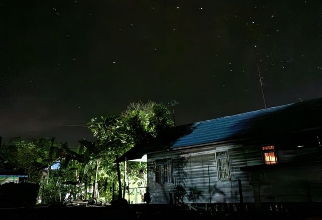 Malam di Tulungagung bukan sekadar pergantian waktu. Ia adalah ruang untuk jeda, ruang untuk merasa, ruang untuk pulih.