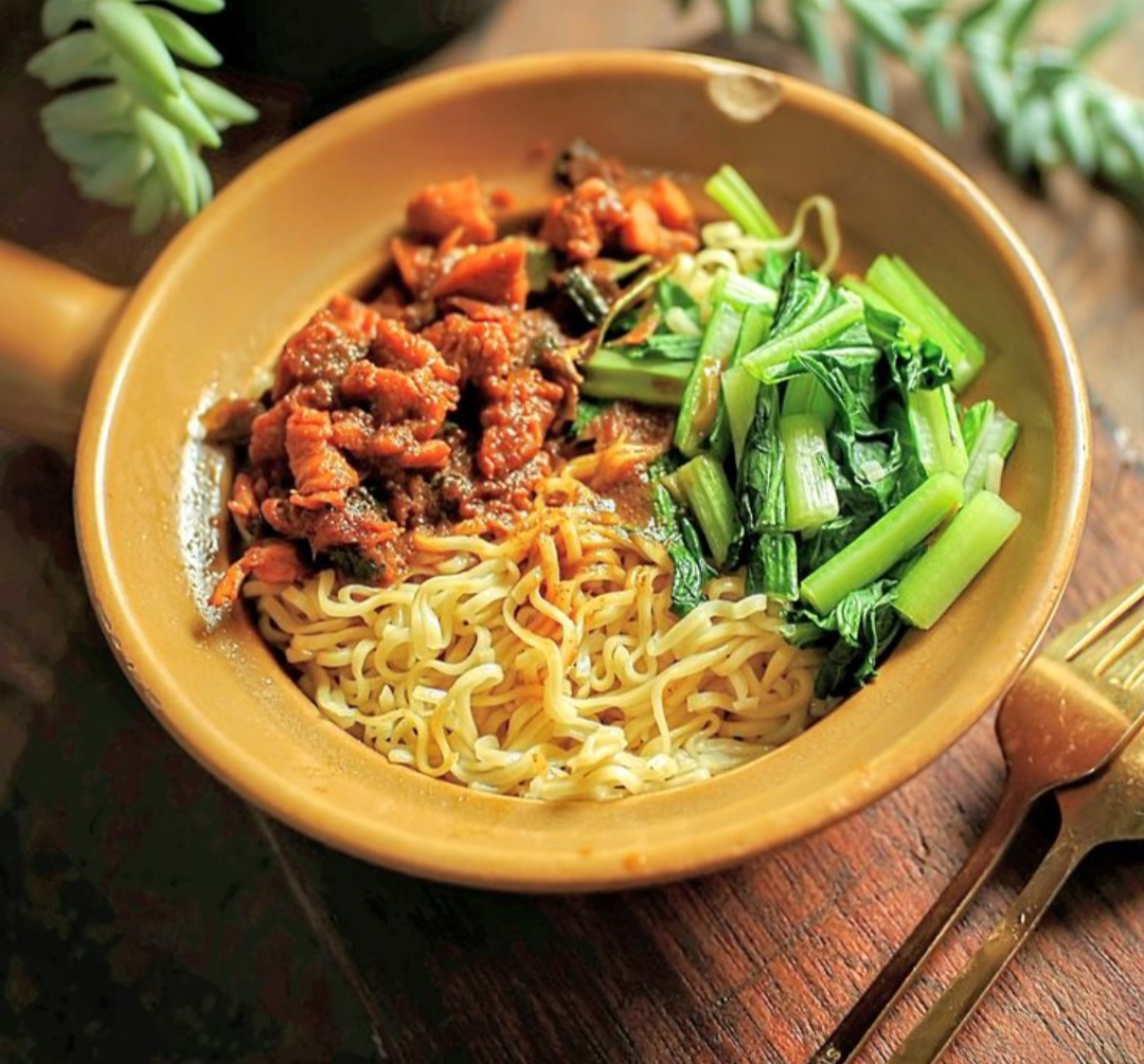 Mie ayam keliling di Tulungagung bukan hanya soal rasa, tapi soal rasa&nbsp;dekat. Dalam setiap porsi, ada bumbu kebersamaan yang sulit ditemukan di tempat lain.