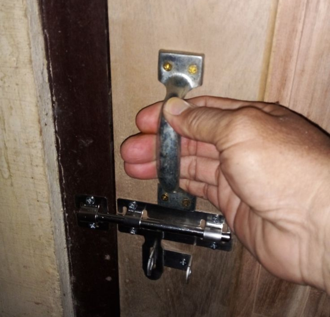 Di Tulungagung, membuka pintu rumah sejak subuh itu bukan hanya membuka akses keluar-masuk. Itu adalah bentuk keramahan. Simbol keterbukaan.