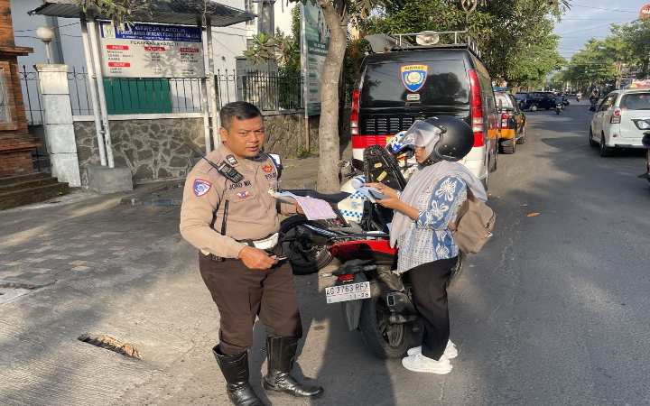 Operasi Patuh Semeru 2025 yang dilaksanakan di Tulungagung, salah satunya terjadi di sepanjang Jalan Ahmad Yani Timur, Kecamatan Tulungagung, Senin (22/7/2025).