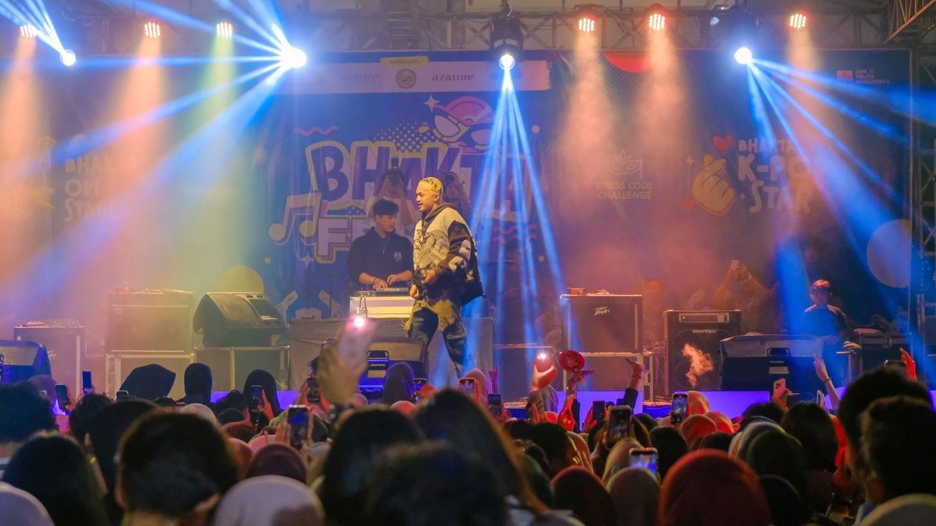 Acara puncak Bhakta Fest ditutup dengan penampilan DJ dan pesta kembang api.
