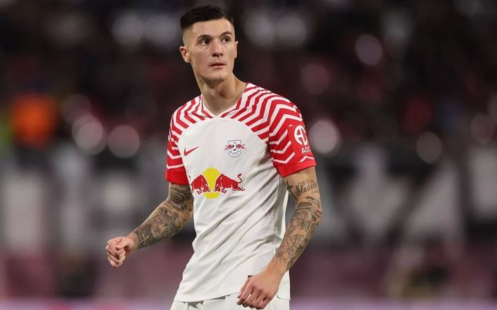 Manchester United kembali menyusun langkah untuk memperkuat lini depan mereka dengan merekrut stiker muda dari RB Leipzig, Benjamin Sesko.