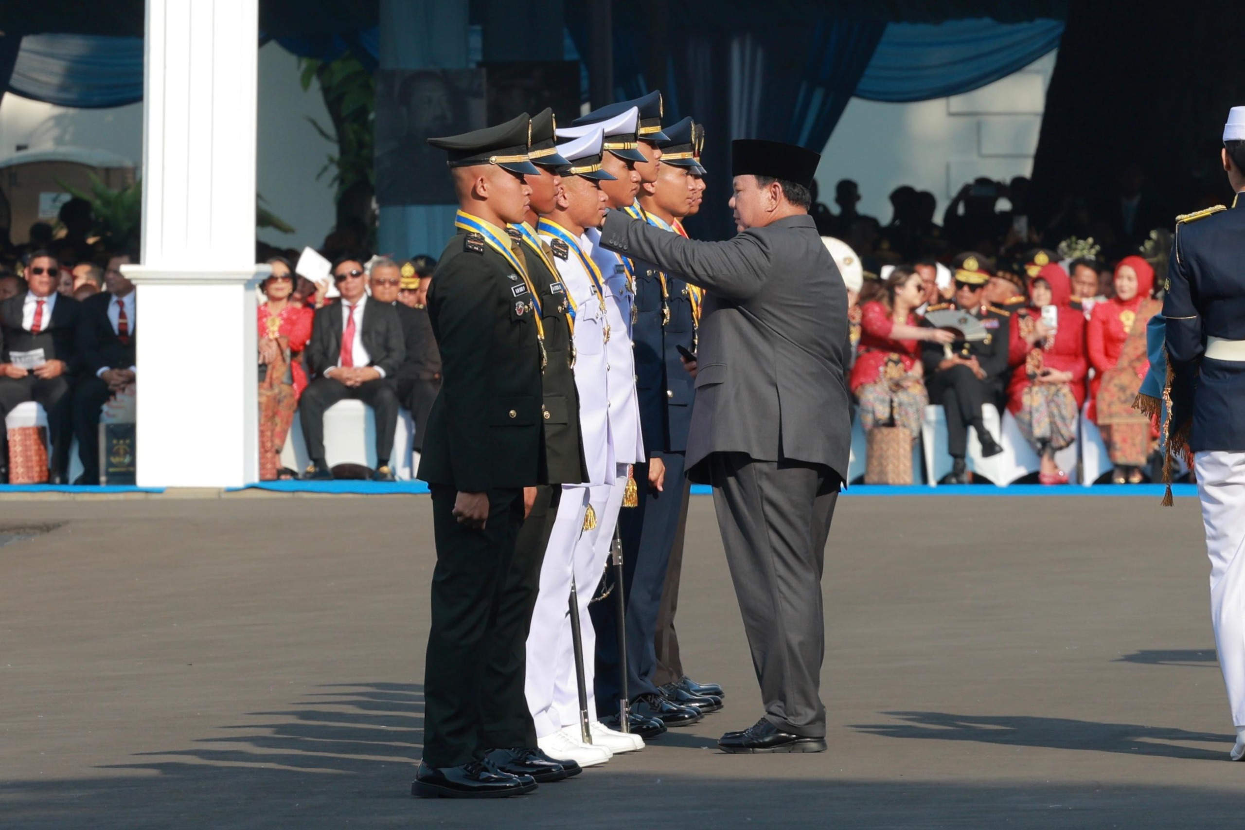 Menanda Putra Duta merasa bangga hari ini, Rabu (23/7/2025), karena menerima penghargaan Adhi Makayasa Akademi Angkatan Laut (AAL).
