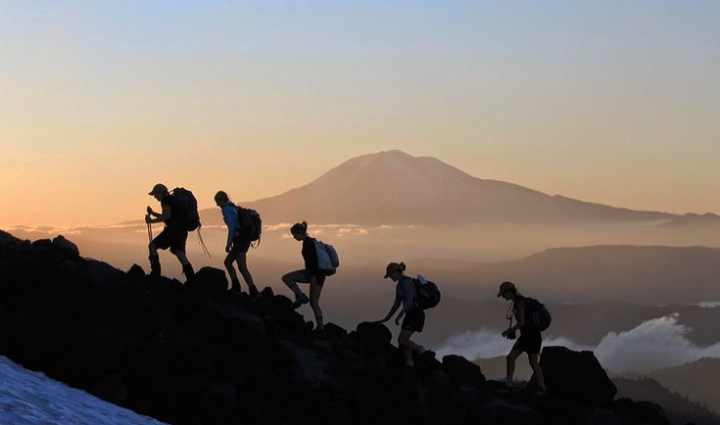 Mendaki gunung adalah lebih dari sekadar aktivitas fisik&mdash;ia adalah bentuk meditasi berjalan, tempat belajar bersyukur, dan ruang untuk &ldquo;kembali&rdquo; ke diri sendiri.
