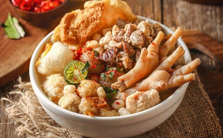 Di tengah hati yang patah, skripsi yang mandek, atau urusan kerjaan yang bikin kepala panas, banyak cewek-cewek Indonesia memilih seblak sebagai pelarian emosional mereka.