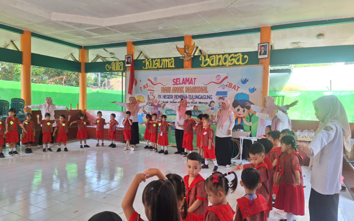 Peringati Hari Anak Nasional, TK Negeri Pembina Tulungagung gelar kegiatan edukatif yang melibatkan seluruh siswa, Rabu (23/07/2025).