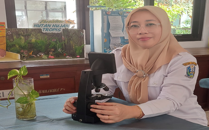 Prapti Rahayu, guru SMAN 1 Boyolangu Tulungagung memiliki perjalanan panjang pendidikannya dari jenjang sarjana hingga doktoral.&nbsp;