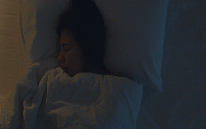 Pernahkah kamu merasa tidak bisa bergerak saat tidur? Seolah ada sesuatu yang menindih tubuh, sulit bernapas, bahkan melihat sosok hitam berdiri di dekat tempat tidur?