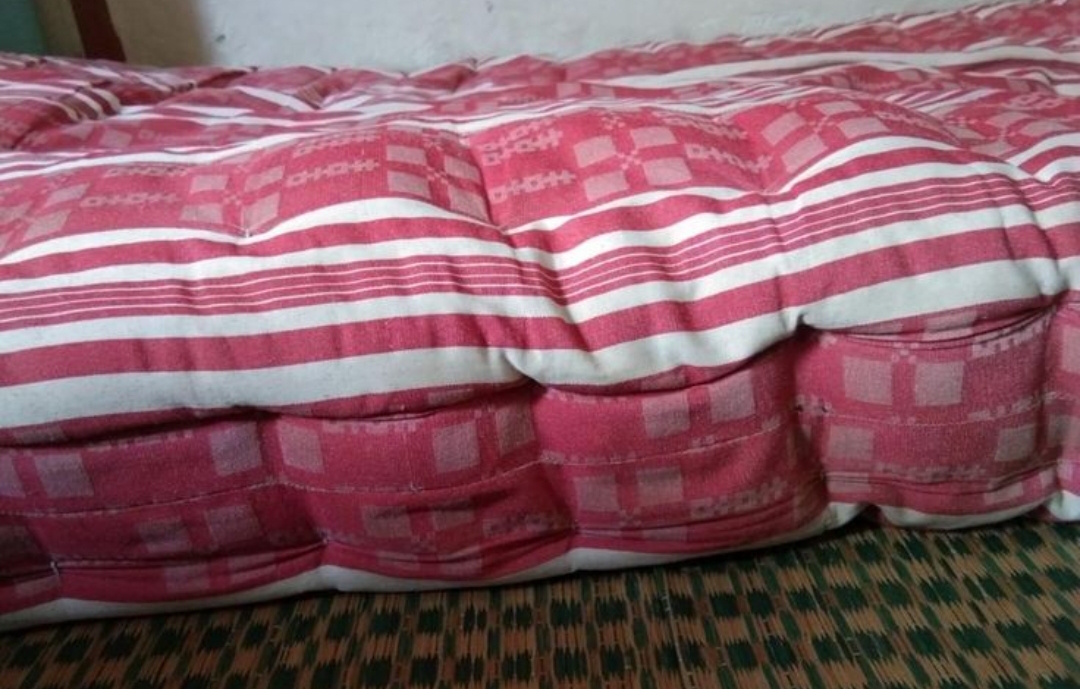 Kasur kapuk Tulungagung bukan sekadar tempat tidur. Ia adalah penjaga memori, saksi bisu masa kecil, tumpuan saat begadang, sakit demam, atau ngobrol ngalor-ngidul sampai ketiduran.