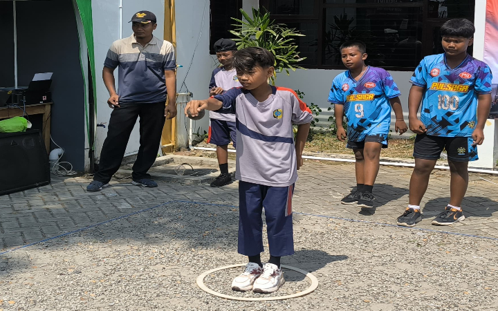 JUARA : Robith dan Khoirul siswa kelas 5, SDN 1 Pojok, ketika mengangkat piala sebagai juara 1 lomba petanque pelajar Tulungagung.