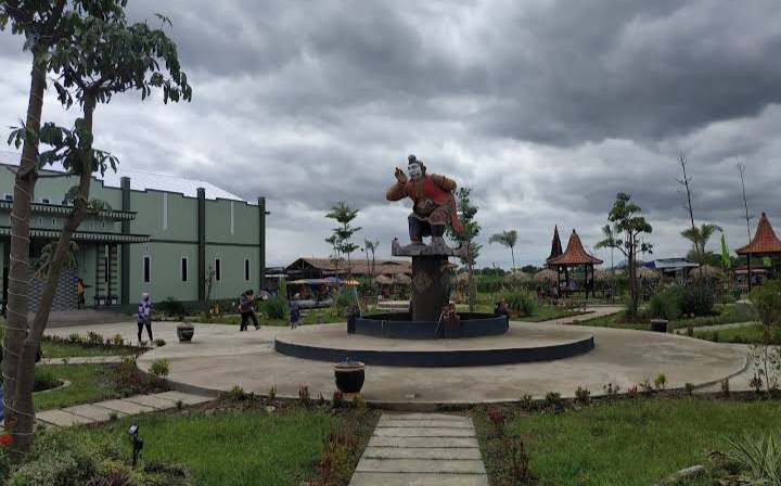 Punakawan Park taman wisata yang dikelola oleh Badan Usaha Milik Desa (BUMDes) Banaran, Kecamatan Kauman, Kabupaten Tulungagung.