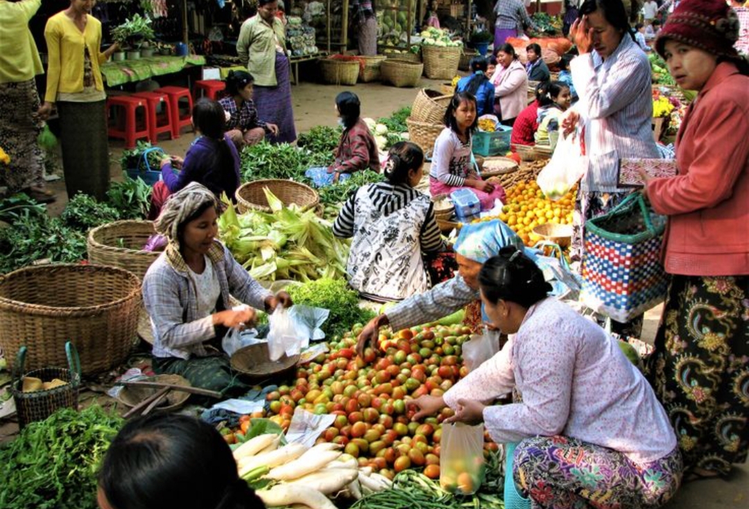 Tulungagung menyimpan kekayaan komunikasi  di pasar yang khas antara guyonan receh dan canda yang menyelip di sela transaksi. Ini bukan soal murah atau mahal, tapi soal rasa rasa akrab, hangat.