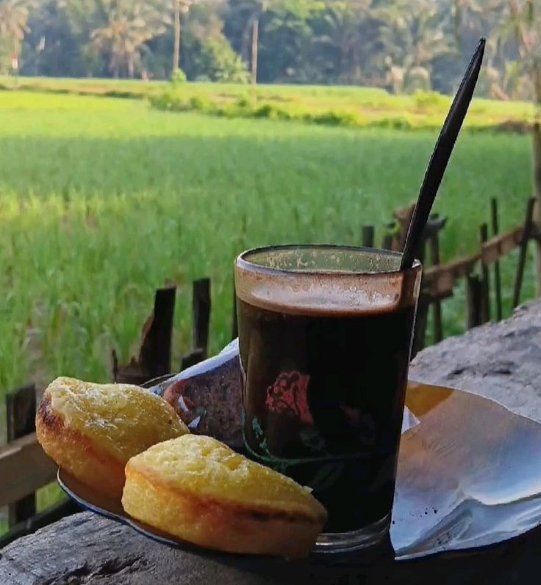 Di Tulungagung, bukan kafe modern atau mall yang jadi pusat cerita kehidupan tapi sebuah warung kopi sederhana di pinggir sawah.