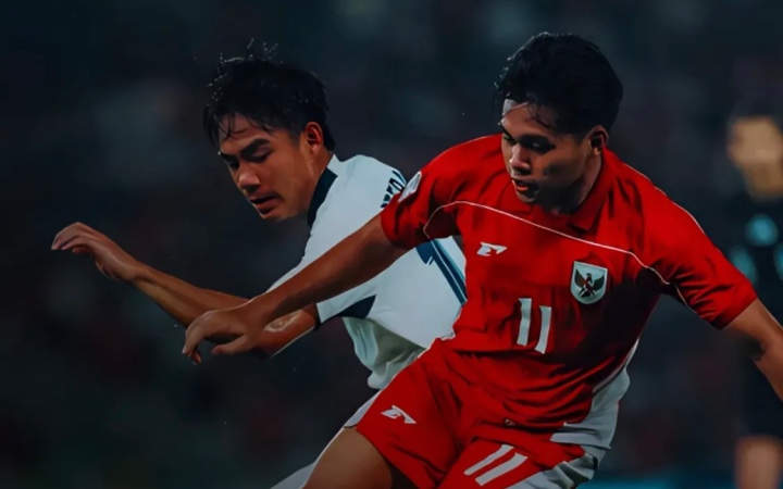 Duel ketat Timnas Indonesia U-23 dengan Thailand di semifinal Piala AFF U-23 digelar di SUGBK, Jakarta, Jumat (25/7/2025).