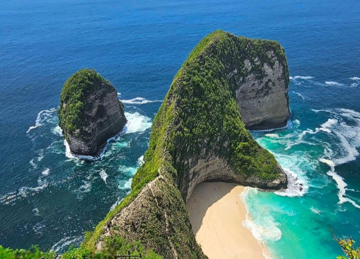 Nusa Penida adalah salah satu pulau kecil di tenggara Bali yang kini menjadi primadona wisatawan lokal maupun mancanegara.
