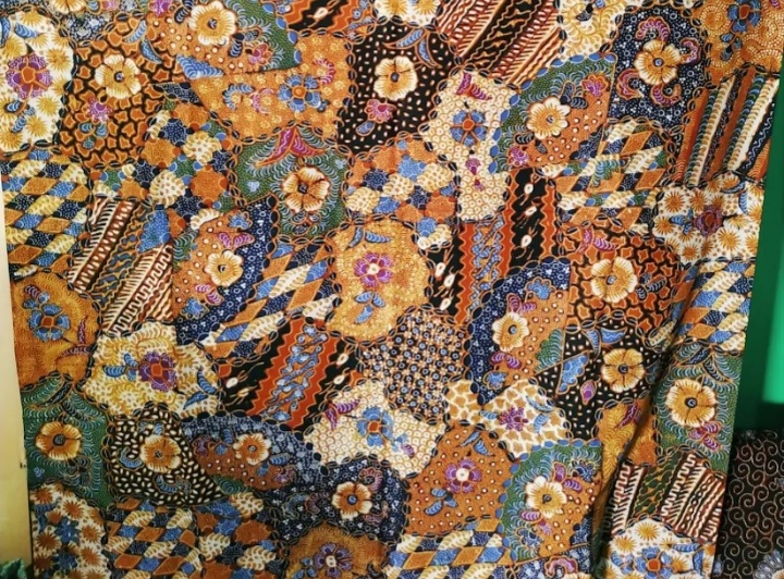Salah satu destinasi wisata edukasi yang wajib dikunjungi adalah Pusat Batik Majan Tulungagung.
