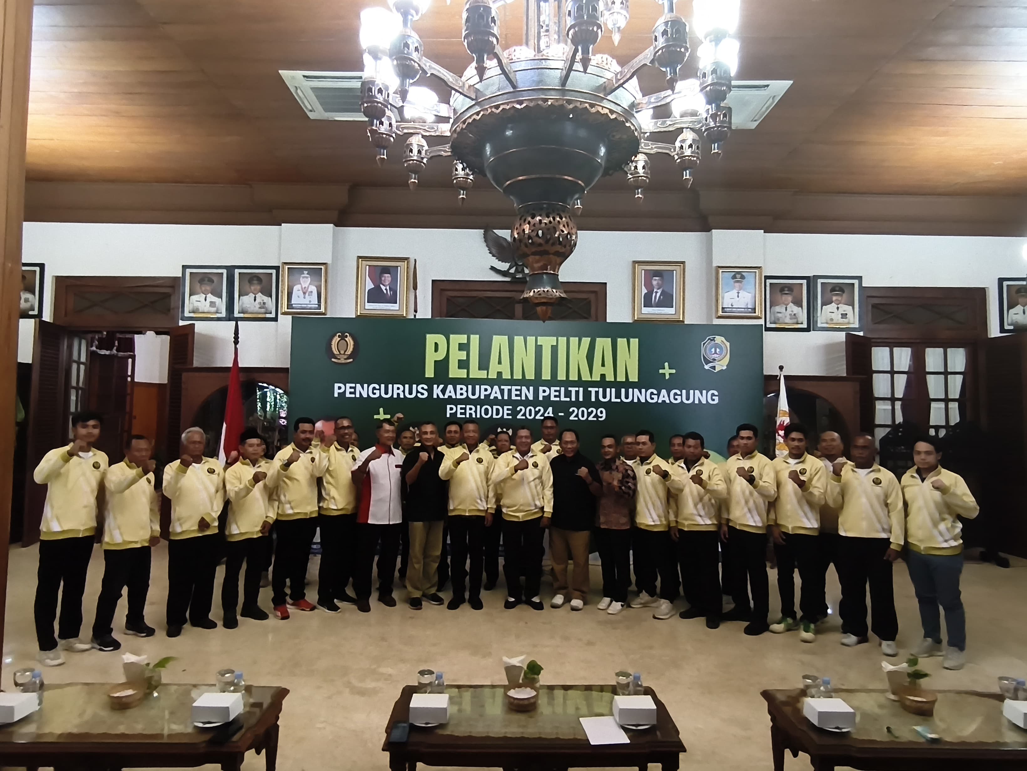 Bupati Tulungagung Gatut Sunu Wibowo, Ketua PELTI Jatim Ismed Jauhar, Ketua PELTI Tulungagung Hari Prastijo, jajaran terkait, dan pengurus PELTI Tulungagung foto bersama usai pelantikan.