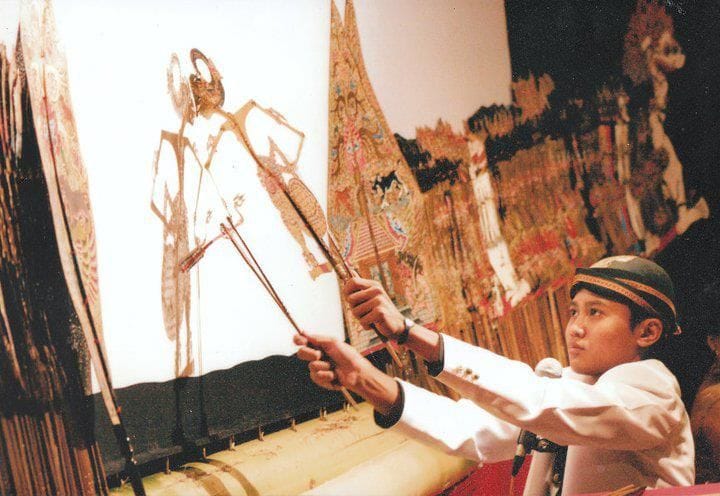 Wayang kulit, salah satu kesenian tradisional yang sarat nilai filosofi dan budaya Jawa, kini menghadapi tantangan besar di tengah era digital.