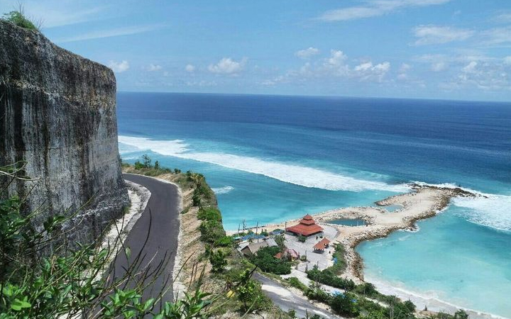 Pantai Melasti Ungasan adalah salah satu pantai tercantik di Bali Selatan yang menawarkan keindahan alam luar biasa serta nilai sejarah dan budaya yang mendalam.