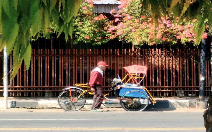 Di tengah arus modernisasi transportasi yang kian deras, Seno, 73, tukang becak di Tulunggaung terus berjuang melawan kerasnya hidup dengan penghasilan yang jauh dari kata pasti.