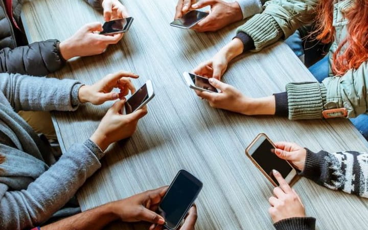 Fenomena Fear of Missing Out atau FOMO kini semakin sering muncul dalam kehidupan sehari-hari, termasuk dalam kehidupan anak muda.