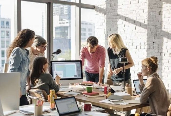 Tenaga kerja dengan keahlian yang selaras dengan kemajuan teknologi semakin dibutuhkan oleh berbagai sektor industri.