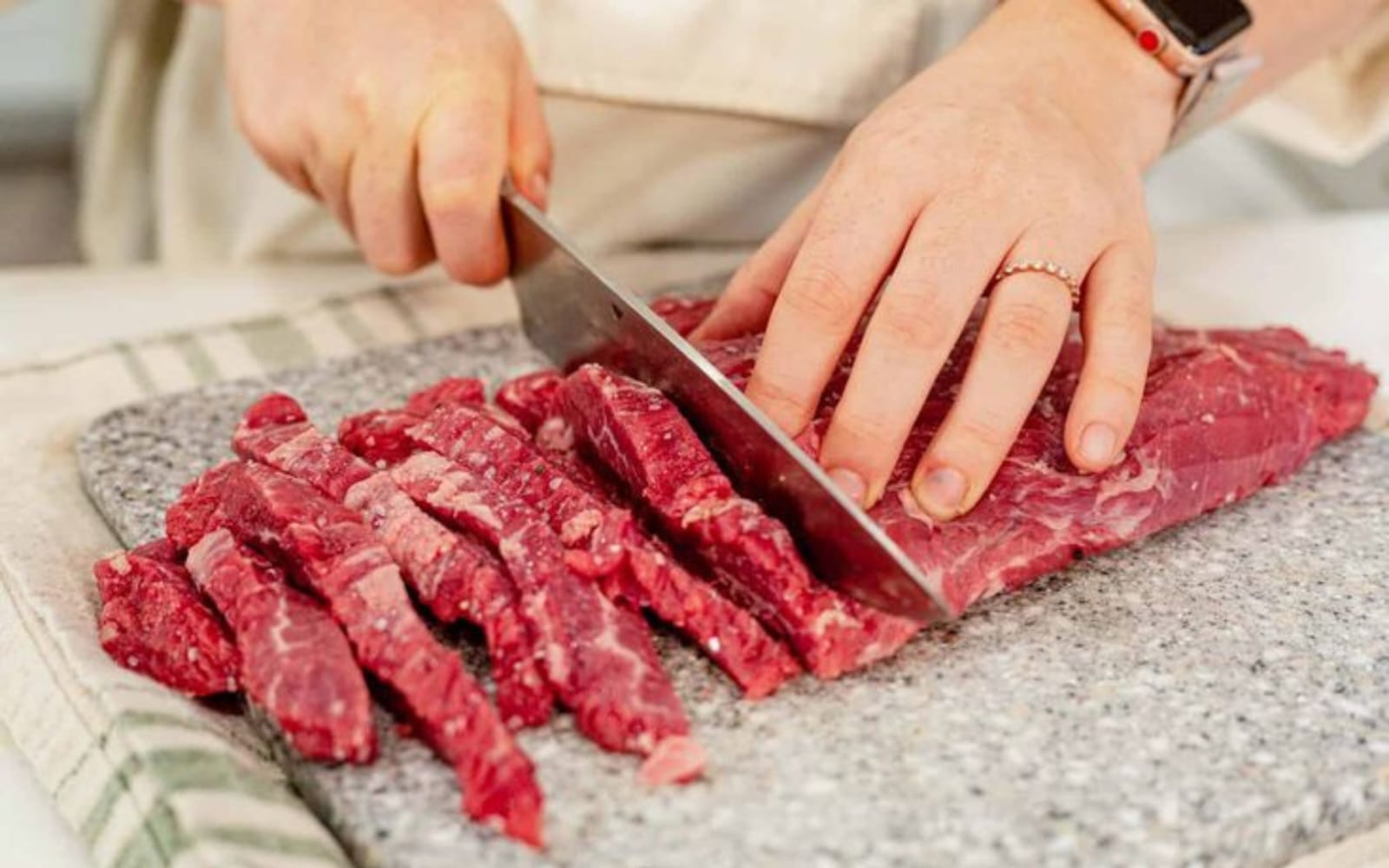Saat mengolah daging kambing, sering kali tangan ikut berbau prengus. Namun ada cara untuk menghilangkan bau tersebut.