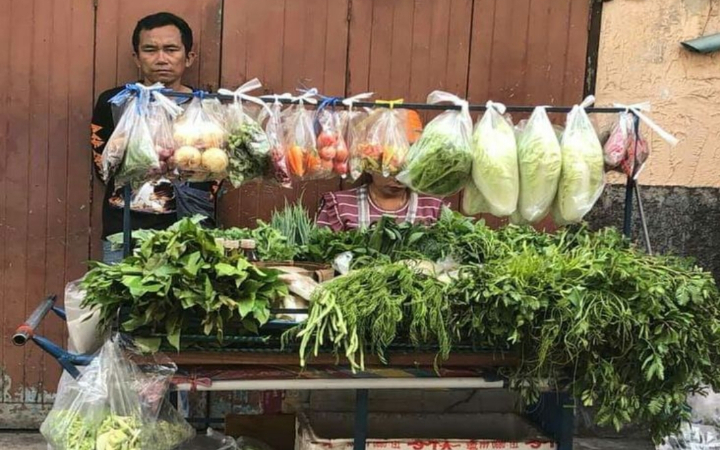 Lebih dari sekadar jualan, teriakan tukang sayur di Tulungagung adalah bagian dari interaksi sosial. Mereka seringkali hafal pelanggan tetap, tahu selera tiap rumah.