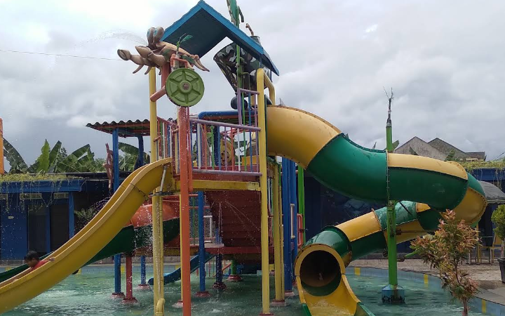 Brond Waterpark, taman rekreasi air yang cocok untuk keluarga, anak-anak, maupun rombongan sekolah.