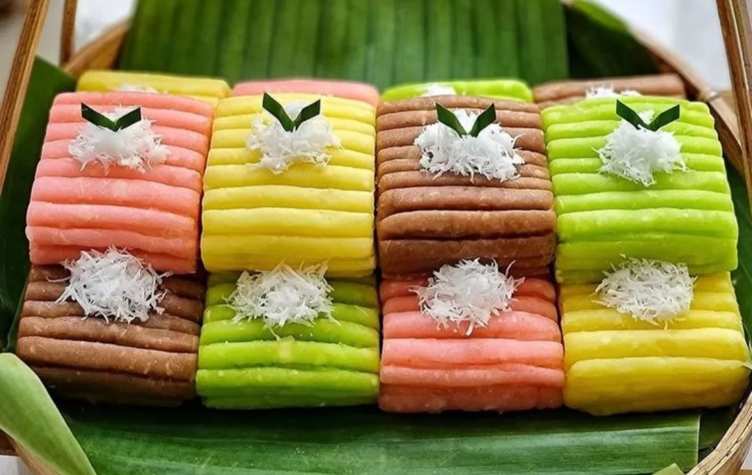 Dengar kata getuk lindri, kita mungkin bayangin kue lembut dan lentur. Tapi versi Tulungagung kadang keras kayak baru keluar kulkas.