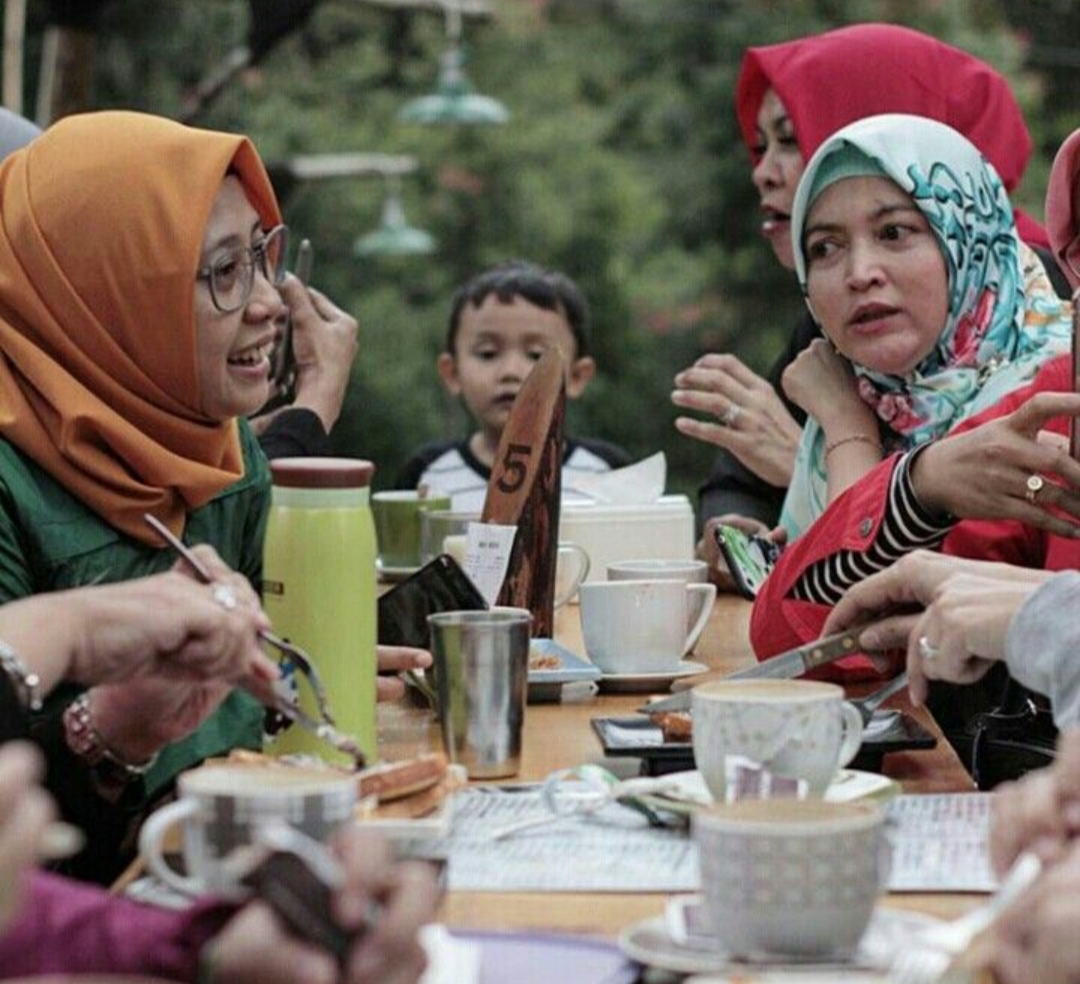 Jadi, kalau kamu besar di Tulungagung atau pasti ngerti betul rasanya hidup berdampingan dengan kode-kode emak.