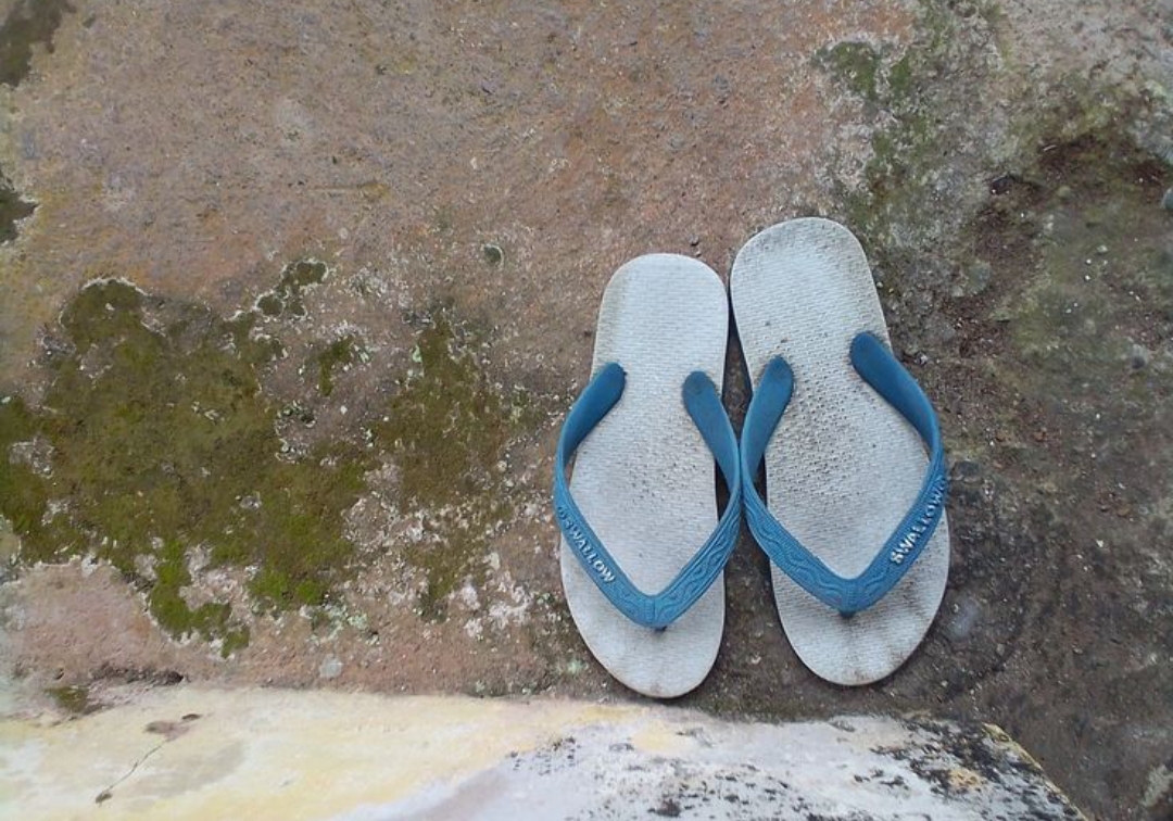 Di beberapa sudut kampung di Tulungagung, pemandangan sandal jepit bolong masih akrab ditemui