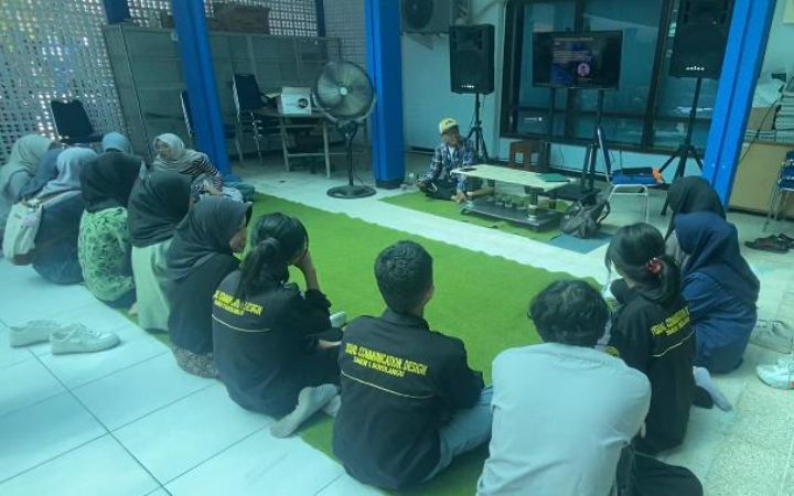 Siswa SMK dapat keterampilan praktis vidiografi jurnalistik dan tantangan karier hingga bisnis digital, di Kantor Radar Tulungagung, Sabtu (26/7/2025).