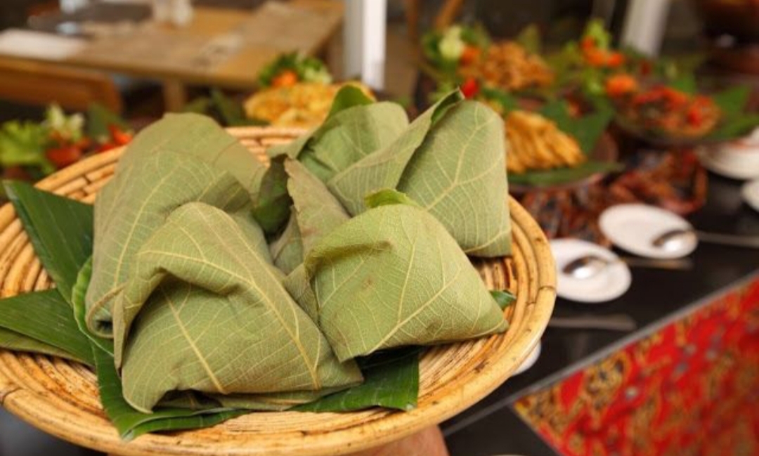 Di Tulungagung, aroma daun jati bukan sekadar pengharum alami. Tapi simbol dari kesederhanaan.