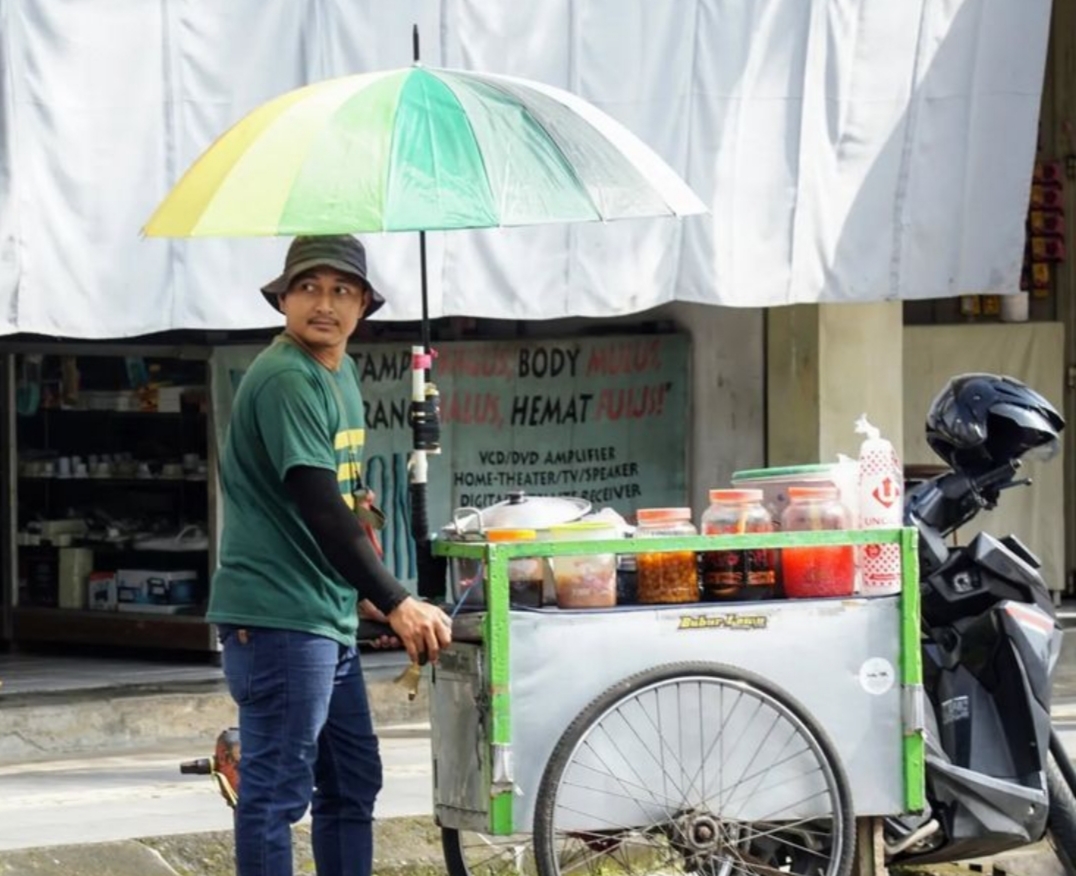 Di balik gerobak es yang tampak biasa itu, ada keajaiban kecil yang menyapa setiap rumah di Tulungagung. Sebuah bukti bahwa yang membuat sesuatu berkesan.