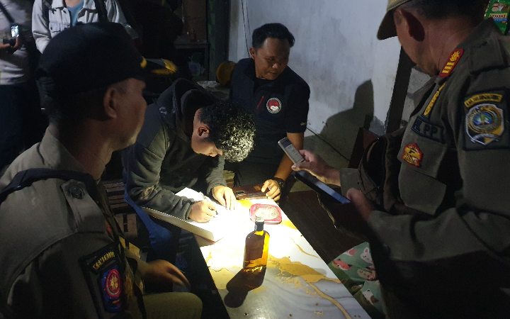 Tim gabungan menggelar razia ke sejumlah tempat hiburan  di Tulungagung pada Sabtu (26/7) malam.
