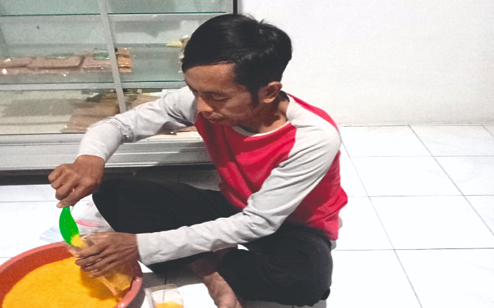 Warga Tulungagung, Supriyono, dengan kepiawaiannya, sajian tiwul jadi salah satu komoditas ekspor yang menembus pasar Asia Tenggara hingga Eropa.