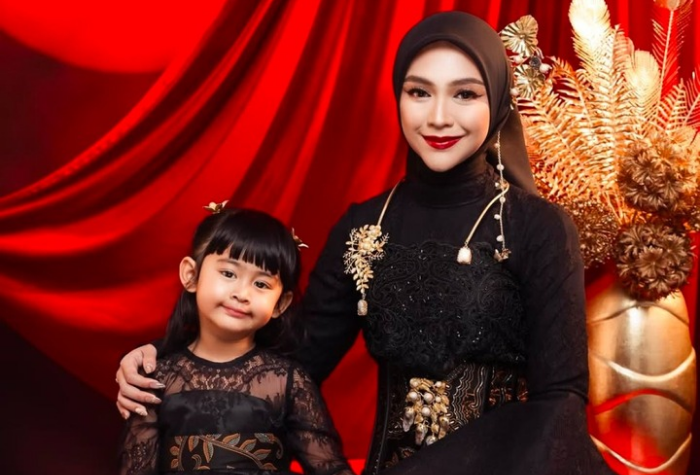 Riuh pesta mewah hampir Rp 1 miliar ala Ria Ricis vs hangat penuh makna ala Teuku Ryan. Kedua cara berbeda, satu tujuan: membuat hati Moana selalu bahagia.
