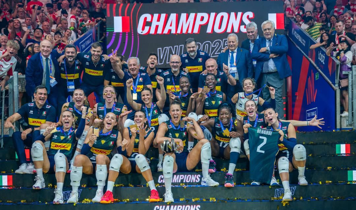 Tim Nasional (Timnas) Voli Putri Italia menutup rangkaian Volleyball Nations League (VNL) 2025 dengan gelar juara usai menundukkan Brasil.