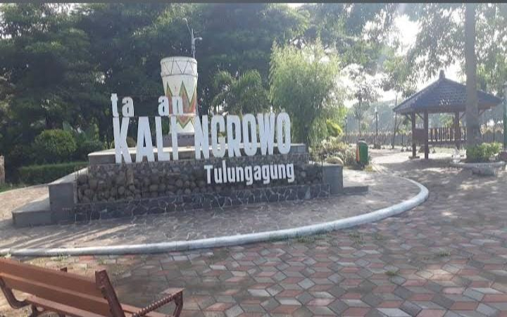Kali Ngrowo bukan sekadar sungai besar yang membelah wilayah Tulungagung, Jawa Timur.