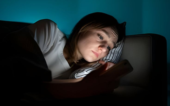 Pernahkah kamu merasa sulit tidur meski tubuh sudah lelah? Atau malah justru semakin gelisah saat berbaring di kasur?