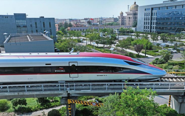 Whoosh, Kereta Cepat Jakarta-Bandung: yang membawa utang segunung bagi Indonesia.