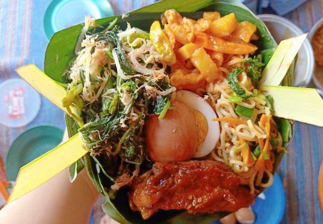 Tradisi kirim nasi di Tulungagung pakai tampah dan kain batik bukan cuma warisan masa lalu ia adalah contoh hidup bagaimana budaya lokal bisa sejalan.