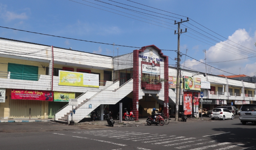 Realisasi PAD retribusi pasar tradisional di Tulungagung yang lebih dari 50 persen dalam enam bulan.