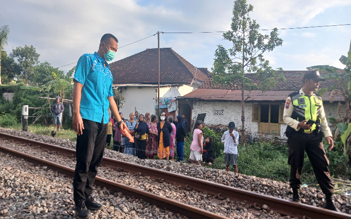 Seorang perempuan lanjut usia asal Kelurahan Bago, Kecamatan/Kabupaten Tulungagung, tewas setelah tersambar Kereta Api Malabar, Senin (28/7/2025).